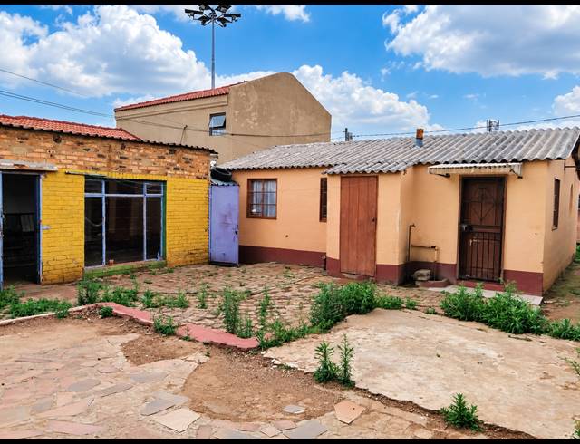 2 BEDROOM HOUSE FOR SALE IN SEBOKENG ZONE 12